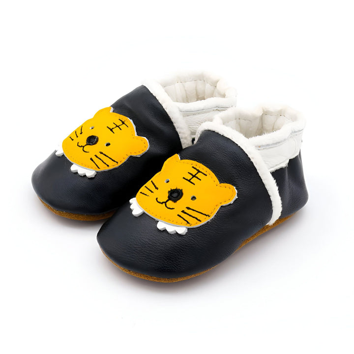 Chaussons bébé noirs avec motif tigre jaune, intérieur doux blanc. Chaussures pour nourrissons, confortables et mignonnes. Idéal pour les premiers pas., 45286949683381,45286949716149,45286949748917,45286949781685,45286949814453,45286949847221,45286949879989,45286949912757,45286949945525,45286949978293,45286950011061,45286950043829,45286950076597,45286950109365,45286950142133,45286950174901,45286950207669,45286950240437,45286950273205,45286950305973