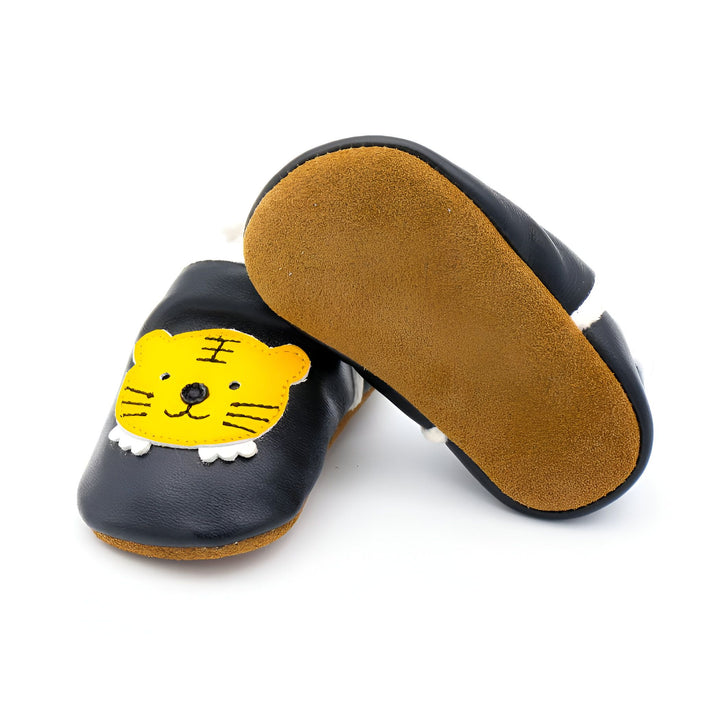Chaussons pour bébé noirs avec motif de tigre jaune. Semelles en suède marron. Chaussures confortables pour les premiers pas de bébé. Accessoires de mode pour enfants., 45286949683381,45286949716149,45286949748917,45286949781685,45286949814453,45286949847221,45286949879989,45286949912757,45286949945525,45286949978293,45286950011061,45286950043829,45286950076597,45286950109365,45286950142133,45286950174901,45286950207669,45286950240437,45286950273205,45286950305973