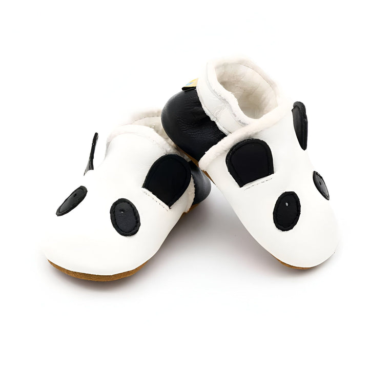 Chaussons pour bébé en cuir blanc avec motifs de panda noirs, semelle marron clair et intérieur en fausse fourrure blanche. Chaussures souples et confortables pour les premiers pas., 45286949683381,45286949716149,45286949748917,45286949781685,45286949814453,45286949847221,45286949879989,45286949912757,45286949945525,45286949978293,45286950011061,45286950043829,45286950076597,45286950109365,45286950142133,45286950174901,45286950207669,45286950240437,45286950273205,45286950305973