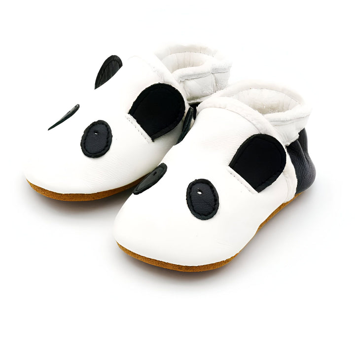 Chaussons pour bébé en cuir blanc avec motif panda, parfaits pour les petits pieds. Design mignon et confortable., 45286949683381,45286949716149,45286949748917,45286949781685,45286949814453,45286949847221,45286949879989,45286949912757,45286949945525,45286949978293,45286950011061,45286950043829,45286950076597,45286950109365,45286950142133,45286950174901,45286950207669,45286950240437,45286950273205,45286950305973