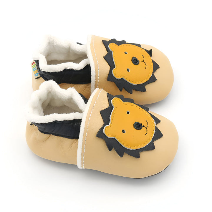 Chaussons pour bébé en cuir beige avec une application de tête de lion jaune et noire. Intérieur doux et blanc., 45286949683381,45286949716149,45286949748917,45286949781685,45286949814453,45286949847221,45286949879989,45286949912757,45286949945525,45286949978293,45286950011061,45286950043829,45286950076597,45286950109365,45286950142133,45286950174901,45286950207669,45286950240437,45286950273205,45286950305973