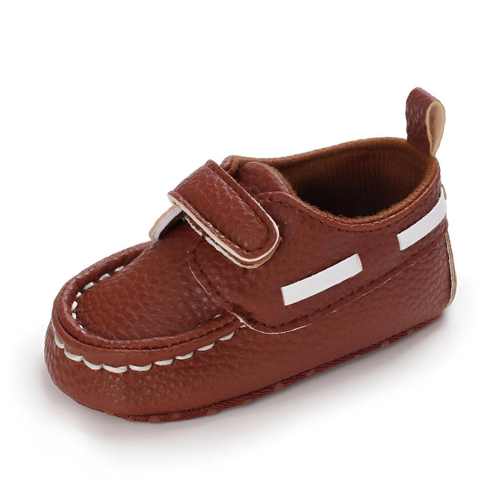 Chaussure pour bébé marron avec fermeture à scratch et détails blancs. Chaussure type mocassin pour enfant. Mode infantile., 45286826180789,45286826213557,45286826246325,45286826279093,45286826311861,45286826344629,45286826377397,45286826410165,45286826442933