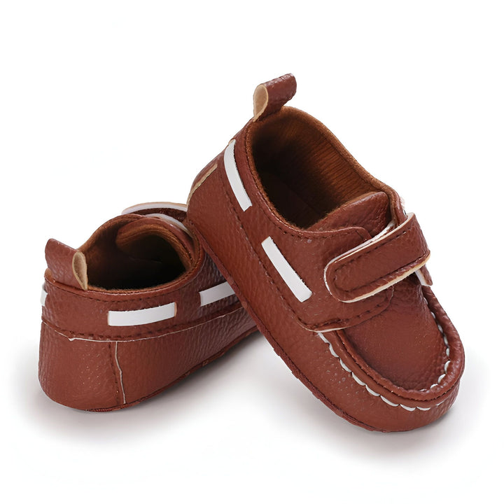 Chaussures bébé marron style mocassin avec bandes blanches et fermeture velcro, sur fond blanc. Chaussures élégantes et confortables pour les premiers pas de bébé., 45286826180789,45286826213557,45286826246325,45286826279093,45286826311861,45286826344629,45286826377397,45286826410165,45286826442933