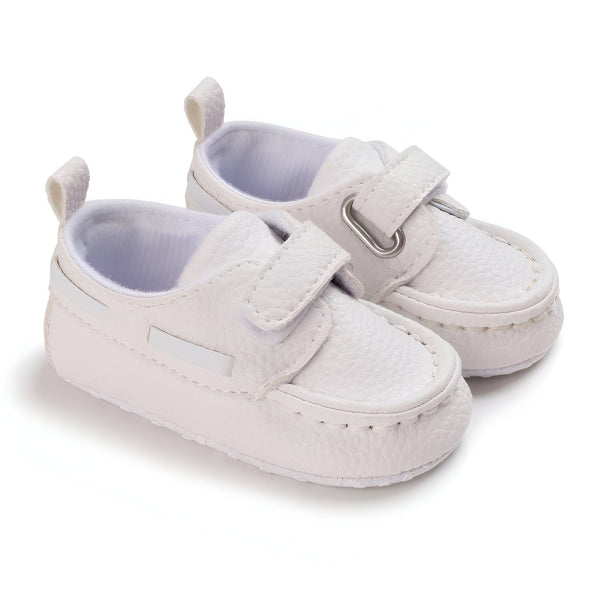 Deux jolies chaussures blanches pour bébé, avec une texture grainée, une languette à scratch et un petit anneau métallique, idéales pour les premiers pas., 45286826180789,45286826213557,45286826246325,45286826279093,45286826311861,45286826344629,45286826377397,45286826410165,45286826442933