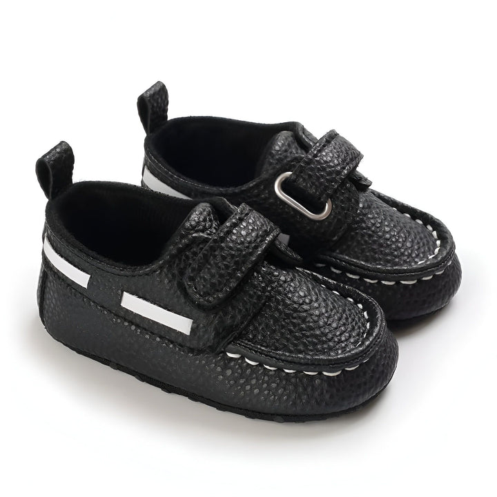 Chaussures pour bébé noires avec brides à scratch et accents blancs. Mocassins élégants pour les tout-petits. Mode enfantine, chaussures confortables et pratiques pour les premiers pas., 45286826180789,45286826213557,45286826246325,45286826279093,45286826311861,45286826344629,45286826377397,45286826410165,45286826442933