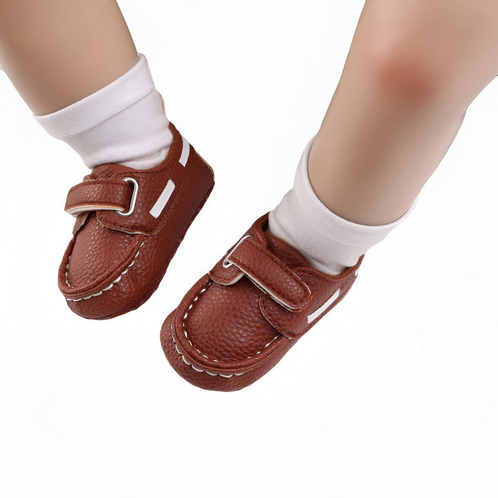 Chaussures de bébé marron en cuir avec chaussettes blanches. Mocassins pour bébé avec fermeture velcro. Chaussures élégantes pour les premiers pas de bébé. Mode bébé et confort., 45286826180789,45286826213557,45286826246325,45286826279093,45286826311861,45286826344629,45286826377397,45286826410165,45286826442933