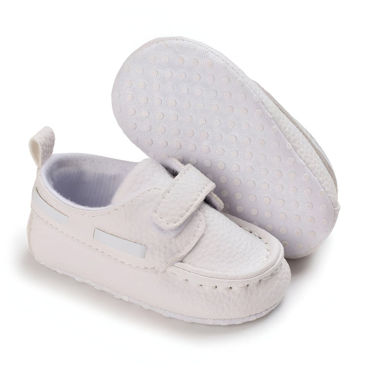 Chaussures de bébé blanches style mocassins avec scratch et semelle antidérapante. Paire de chaussons pour nourrisson en cuir souple, confortables et élégants. Idéal pour les premiers pas de bébé., 45286826180789,45286826213557,45286826246325,45286826279093,45286826311861,45286826344629,45286826377397,45286826410165,45286826442933