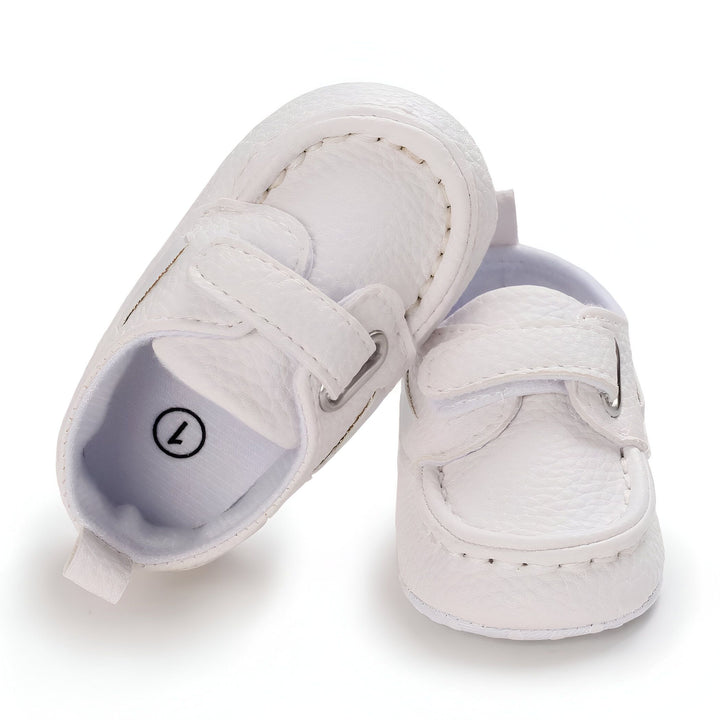 Chaussures de bébé blanches en similicuir avec fermeture velcro, parfaites pour les premiers pas. Taille 7 visible à l'intérieur., 45286826180789,45286826213557,45286826246325,45286826279093,45286826311861,45286826344629,45286826377397,45286826410165,45286826442933