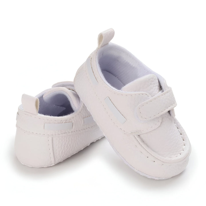 Chaussures de bébé blanches en cuir synthétique avec fermeture velcro. Chaussons pour nourrisson, style mocassin décontracté, idéal pour les premiers pas. Accessoire de mode pour nouveau-né, parfait pour un cadeau de naissance., 45286826180789,45286826213557,45286826246325,45286826279093,45286826311861,45286826344629,45286826377397,45286826410165,45286826442933