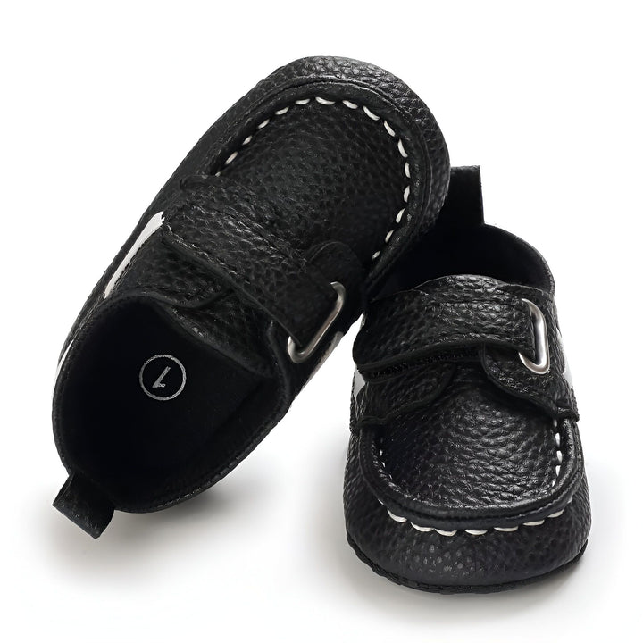 Chaussures de bébé noires élégantes avec texture cuir et coutures blanches décoratives. Fermeture à boucle argentée. Chaussures pour enfant en bas âge., 45286826180789,45286826213557,45286826246325,45286826279093,45286826311861,45286826344629,45286826377397,45286826410165,45286826442933