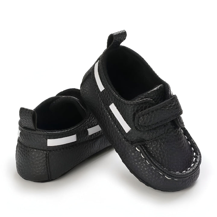 Chaussures de bébé noires avec des détails blancs et une fermeture velcro, parfaites pour les premiers pas de votre enfant., 45286826180789,45286826213557,45286826246325,45286826279093,45286826311861,45286826344629,45286826377397,45286826410165,45286826442933