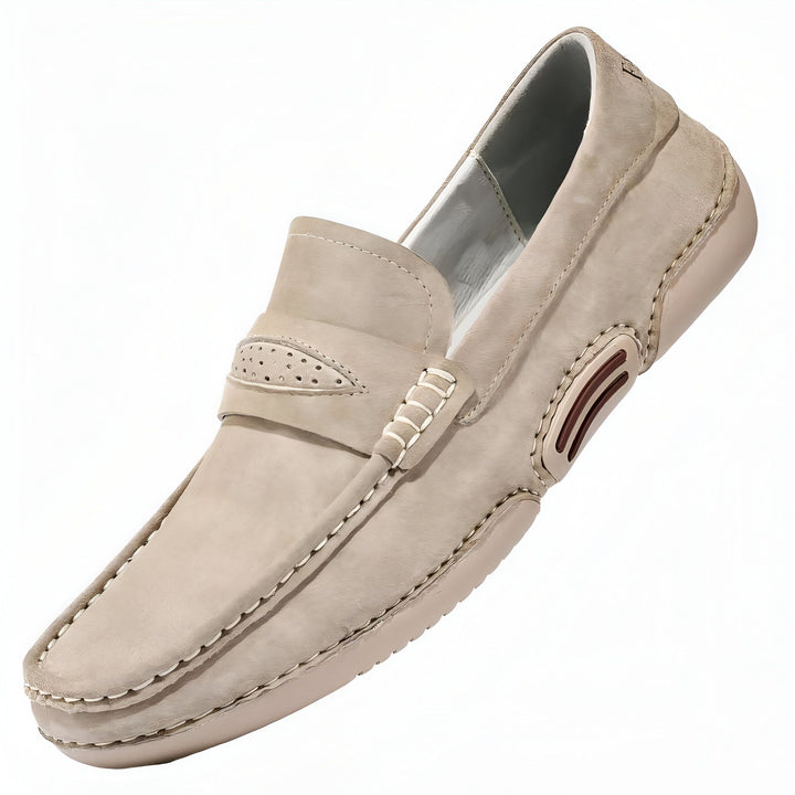 Mocassin en cuir beige pour homme. Chaussure décontractée élégante avec détails perforés et coutures apparentes. Idéal pour un look estival., 45286806192309,45286806225077,45286806257845,45286806290613,45286806323381,45286806356149,45286806388917,45286806421685