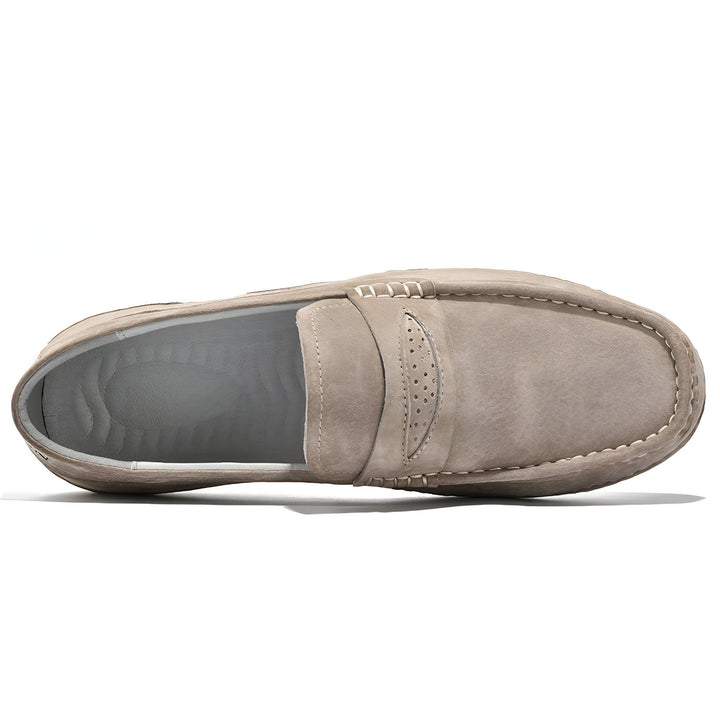 Vue du dessus d'un mocassin en daim beige avec perforations. Chaussure décontractée pour homme, élégante et confortable. Idéal pour un look estival., 45286806192309,45286806225077,45286806257845,45286806290613,45286806323381,45286806356149,45286806388917,45286806421685