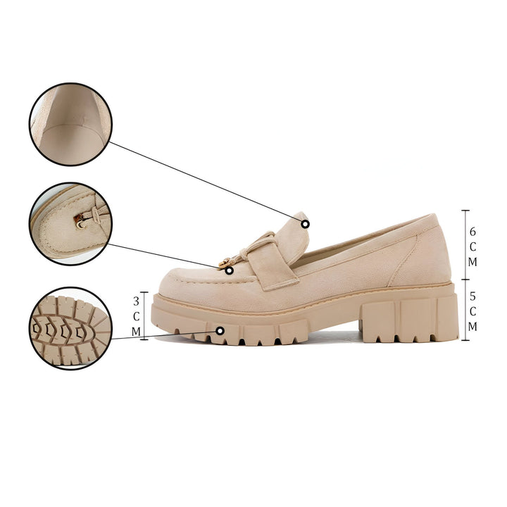 Mocassin beige avec détails. Vue latérale d'une chaussure élégante avec une semelle épaisse de 3 cm et un talon de 5 cm. Détails de l'intérieur, de la boucle et de la semelle en gros plan., 45286817628341,45286817661109,45286817693877,45286817726645,45286817759413,45286817792181