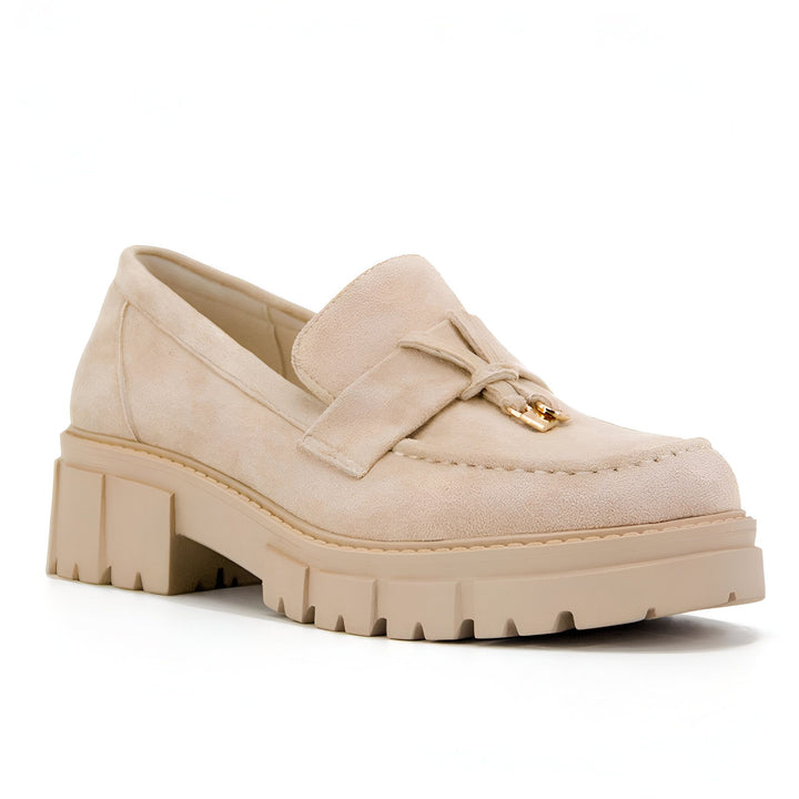 Mocassin beige en daim avec semelle crantée. Chaussure élégante et confortable pour femme. Détail doré décoratif., 45286817628341,45286817661109,45286817693877,45286817726645,45286817759413,45286817792181