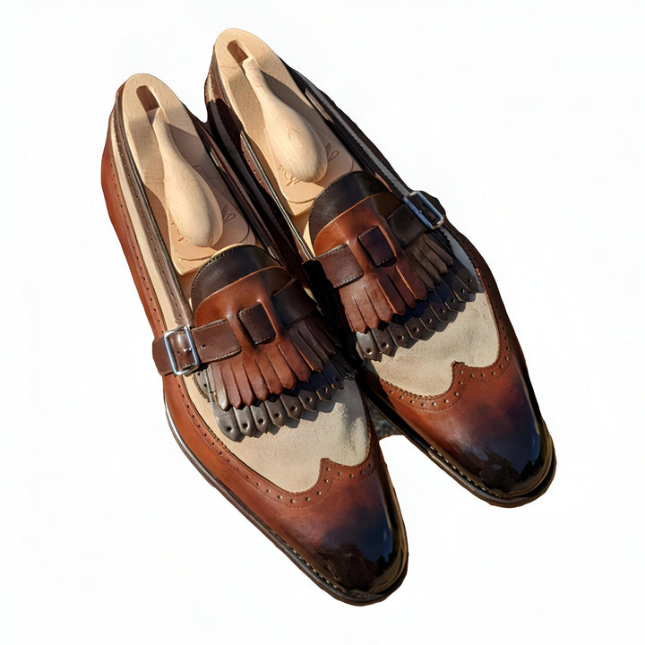 Vue rapprochée d'une paire de mocassins pour hommes en cuir marron et beige avec des glands et des boucles, présentés avec des embauchoirs., 45286995460277,45286995493045,45286995525813,45286995558581,45286995591349,45286995624117,45286995656885,45286995689653,45286995722421,45286995755189,45286995787957,45286995820725,45286995853493,45286995886261,45286995919029,45286995951797,45286995984565,45286996017333