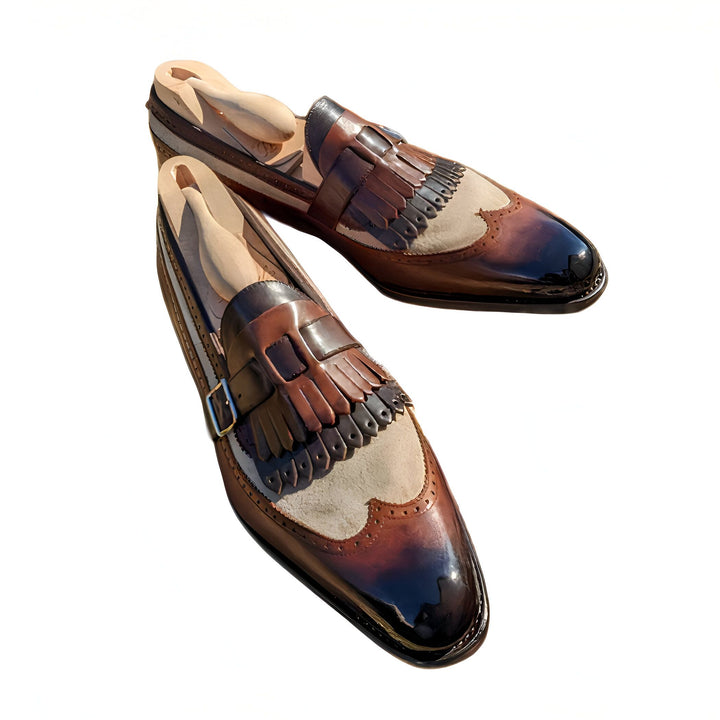 Mocassins à glands en cuir marron et beige sur fond blanc. Chaussures élégantes pour hommes avec embauchoirs en bois à l'intérieur. Détails soignés et finitions brillantes. Mode masculine, chaussures de luxe., 45286995460277,45286995493045,45286995525813,45286995558581,45286995591349,45286995624117,45286995656885,45286995689653,45286995722421,45286995755189,45286995787957,45286995820725,45286995853493,45286995886261,45286995919029,45286995951797,45286995984565,45286996017333