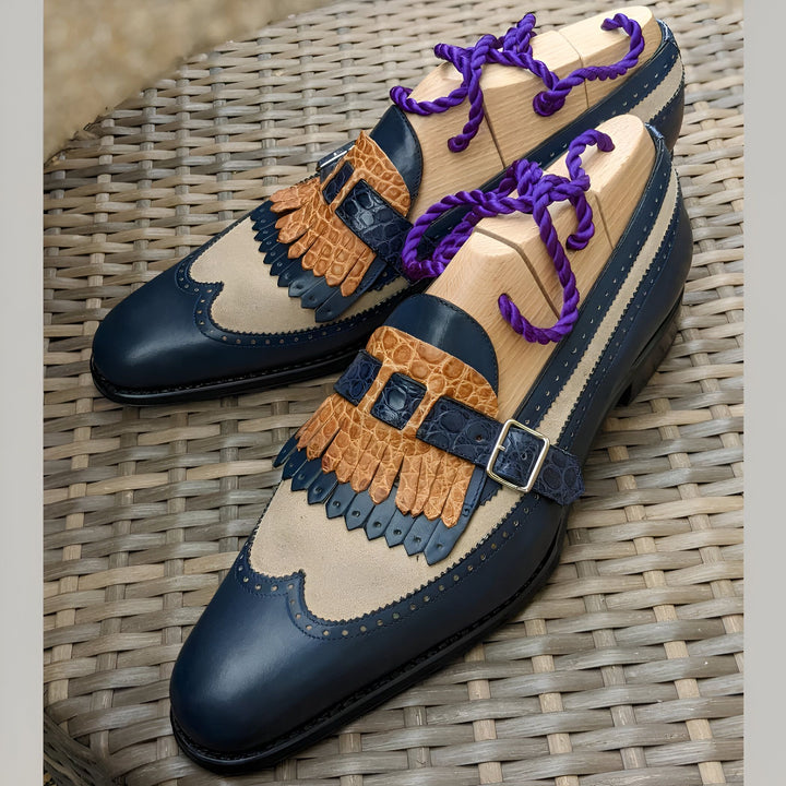 Mocassins pour hommes en cuir bleu marine et daim beige, ornés de franges en cuir marron et d'une boucle en métal argenté, avec des embauchoirs en bois et des lacets violets., 45286995460277,45286995493045,45286995525813,45286995558581,45286995591349,45286995624117,45286995656885,45286995689653,45286995722421,45286995755189,45286995787957,45286995820725,45286995853493,45286995886261,45286995919029,45286995951797,45286995984565,45286996017333