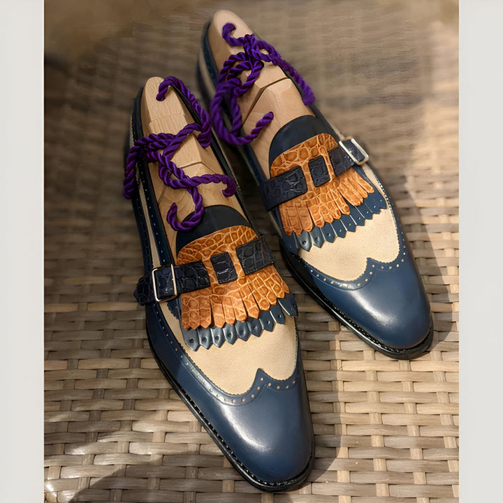 Mocassins de luxe bleus et beiges avec des franges marron, présentés avec des embauchoirs en bois et des lacets violets décoratifs. Chaussures élégantes pour homme, design artisanal., 45286995460277,45286995493045,45286995525813,45286995558581,45286995591349,45286995624117,45286995656885,45286995689653,45286995722421,45286995755189,45286995787957,45286995820725,45286995853493,45286995886261,45286995919029,45286995951797,45286995984565,45286996017333