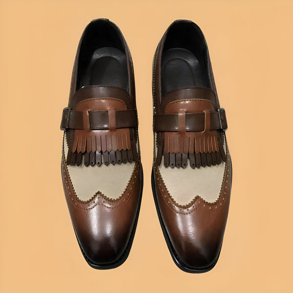 Paire de mocassins à boucle pour homme. Chaussures marron en cuir avec franges et empiècement beige. Vues de dessus sur fond uni. Mode masculine, chaussures élégantes., 45286995460277,45286995493045,45286995525813,45286995558581,45286995591349,45286995624117,45286995656885,45286995689653,45286995722421,45286995755189,45286995787957,45286995820725,45286995853493,45286995886261,45286995919029,45286995951797,45286995984565,45286996017333