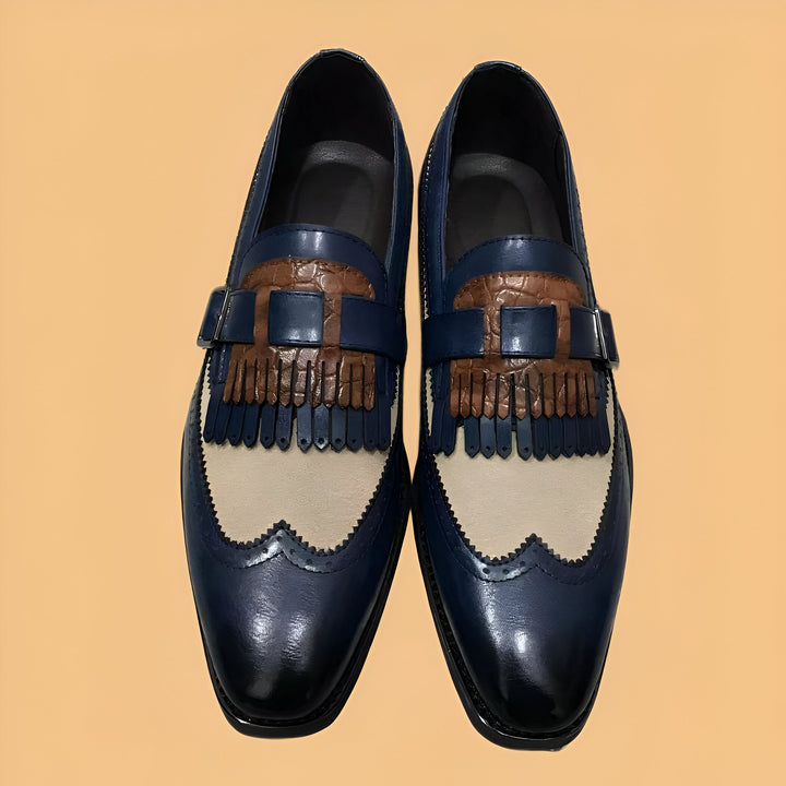 Paire de mocassins élégants pour hommes, en cuir bleu, beige et marron. Détails soignés avec des franges et une boucle décorative. Chaussures de ville, parfaites pour un look sophistiqué. Mode masculine, chaussures de luxe., 45286995460277,45286995493045,45286995525813,45286995558581,45286995591349,45286995624117,45286995656885,45286995689653,45286995722421,45286995755189,45286995787957,45286995820725,45286995853493,45286995886261,45286995919029,45286995951797,45286995984565,45286996017333