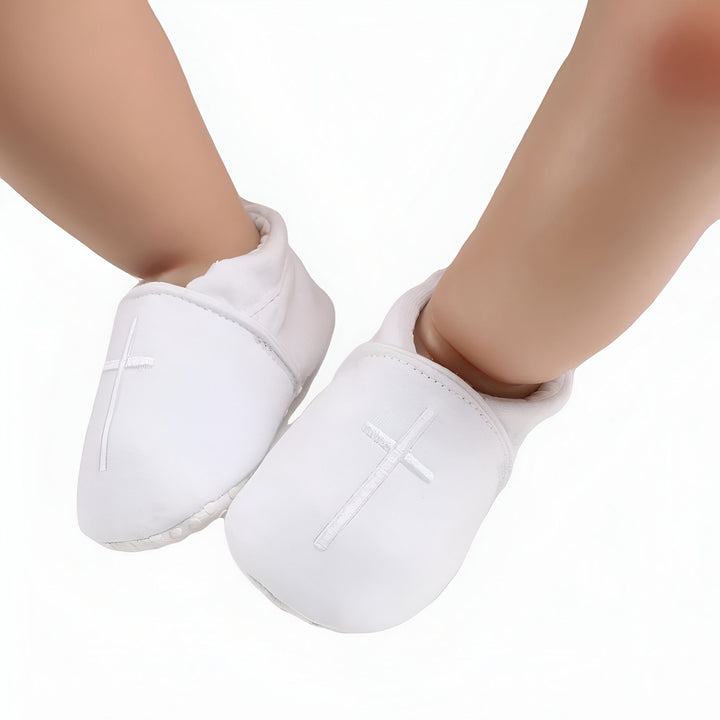 Chaussons blancs pour bébé avec croix brodée. Chaussures de baptême pour nouveau-né, pieds de bébé., 45286993592501,45286993625269,45286993658037,45286993690805,45286993723573,45286993756341