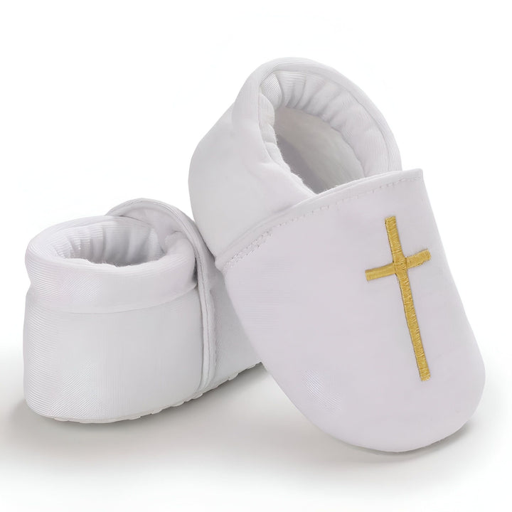 Chaussons de bébé blancs avec une croix dorée brodée. Chaussures pour baptême ou cérémonie religieuse, confortables et élégantes., 45286993592501,45286993625269,45286993658037,45286993690805,45286993723573,45286993756341