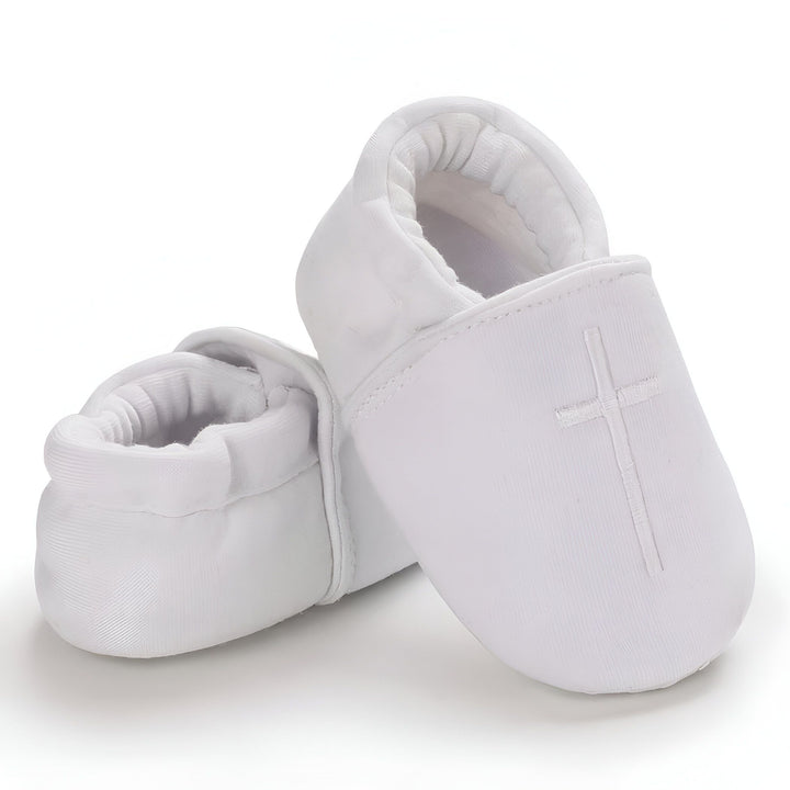 Chaussons blancs pour bébé, avec une croix brodée. Idéal pour baptême ou cérémonie religieuse. Doux et confortables pour les premiers pas., 45286993592501,45286993625269,45286993658037,45286993690805,45286993723573,45286993756341