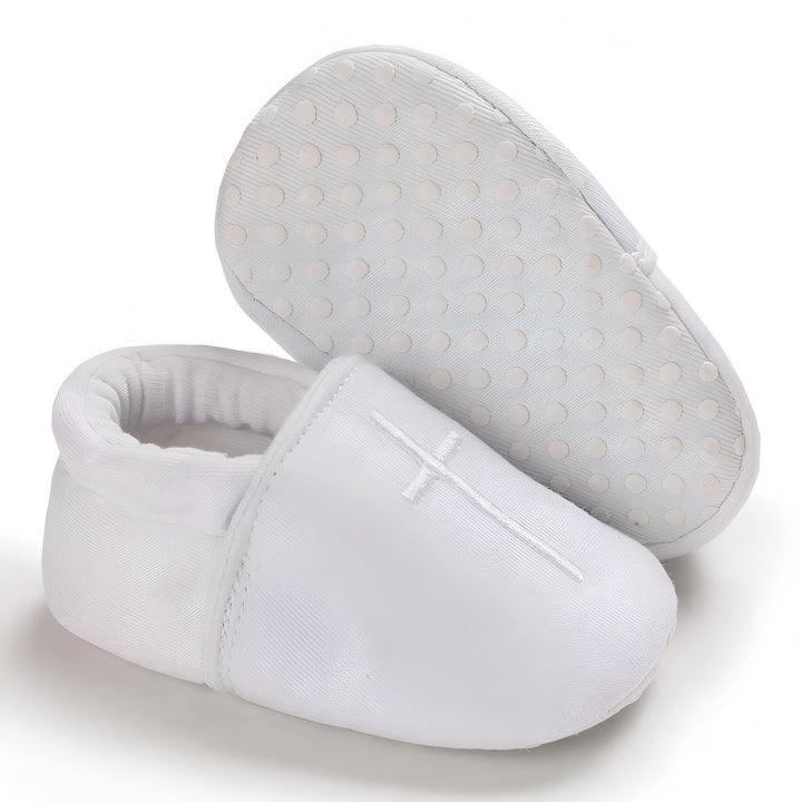 Chaussons blancs pour bébé, ornés d'une croix brodée. Semelles antidérapantes. Parfaits pour le baptême ou un cadeau de naissance., 45286993592501,45286993625269,45286993658037,45286993690805,45286993723573,45286993756341