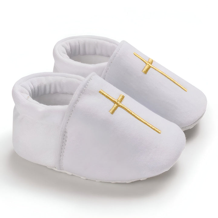 Chaussons blancs pour bébé avec croix dorée brodée, idéals pour le baptême ou une cérémonie religieuse. Confortables et élégants pour les premiers pas de votre enfant., 45286993592501,45286993625269,45286993658037,45286993690805,45286993723573,45286993756341