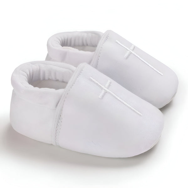 Chaussons blancs pour bébé avec une croix brodée. Idéal pour le baptême ou une cérémonie religieuse. Confortables et élégants pour les premiers pas de bébé., 45286993592501,45286993625269,45286993658037,45286993690805,45286993723573,45286993756341