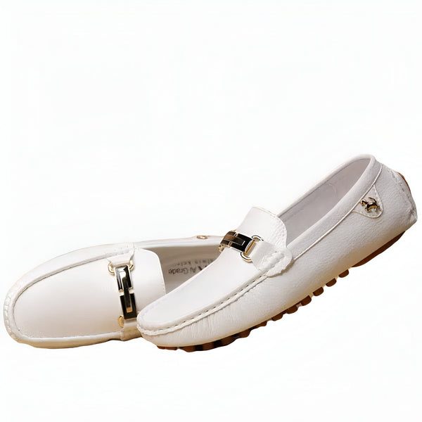 Mocassins blancs en cuir pour hommes, avec boucle dorée. Chaussures élégantes et confortables, idéales pour un look décontracté chic., 45286790561973,45286790594741,45286790627509,45286790660277,45286790693045,45286790725813,45286790758581