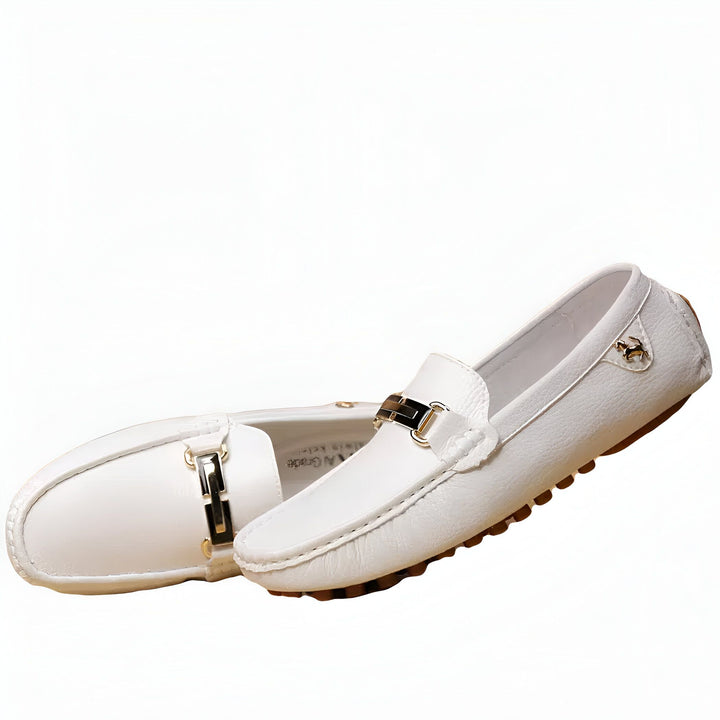 Mocassins blancs en cuir pour hommes, avec boucle dorée. Chaussures élégantes et confortables, idéales pour un look décontracté chic., 45286790561973,45286790594741,45286790627509,45286790660277,45286790693045,45286790725813,45286790758581