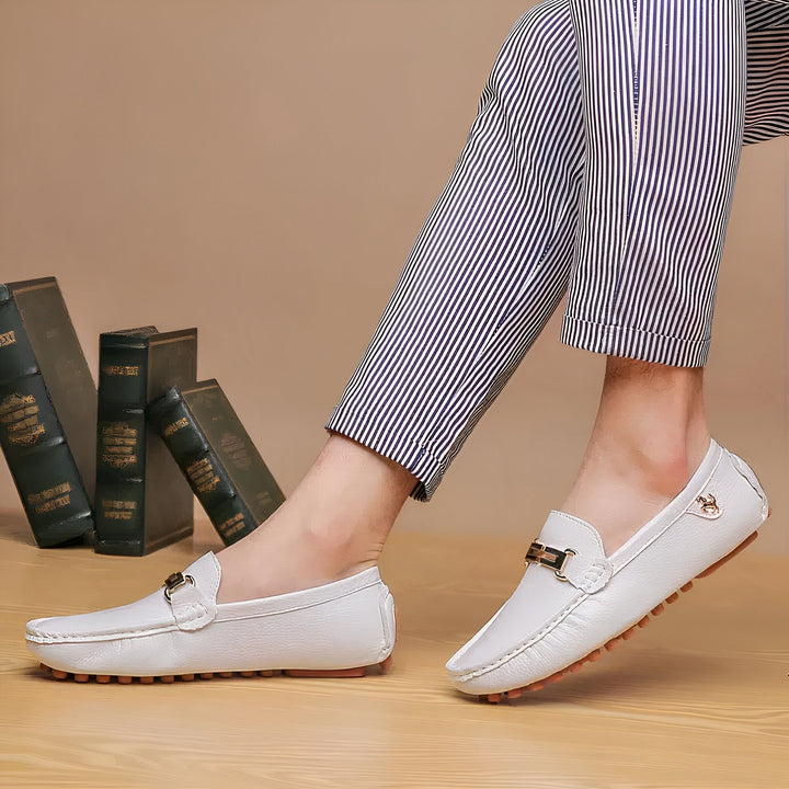 Mocassins blancs en cuir portés avec un pantalon rayé bleu et blanc. Chaussures élégantes pour homme, style décontracté et sophistiqué. Idéal pour un look estival chic., 45286790561973,45286790594741,45286790627509,45286790660277,45286790693045,45286790725813,45286790758581