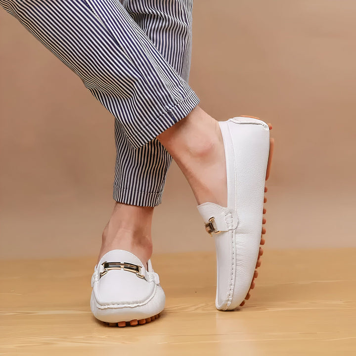 Mocassins blancs en cuir portés avec un pantalon à rayures bleues et blanches. Chaussures de style décontracté, confortables et élégantes., 45286790561973,45286790594741,45286790627509,45286790660277,45286790693045,45286790725813,45286790758581