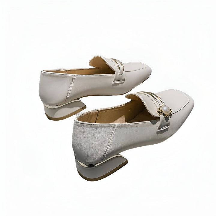 Mocassins crème élégants avec boucle dorée et perle, talon sculpté moderne. Chaussures de ville sophistiquées pour femme, style intemporel et confort., 45287056277685,45287056310453,45287056343221,45287056375989,45287056408757,45287056441525,45287056474293,45287056507061,45287056539829,45287056572597,45287056605365,45287056638133