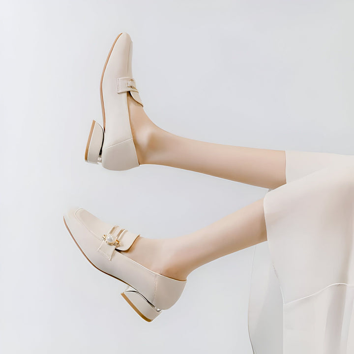 Mocassins beiges élégants avec petit talon métallique et détail décoratif. Chaussures pour femmes portées avec une tenue assortie, idéales pour un look chic et confortable., 45287056277685,45287056310453,45287056343221,45287056375989,45287056408757,45287056441525,45287056474293,45287056507061,45287056539829,45287056572597,45287056605365,45287056638133