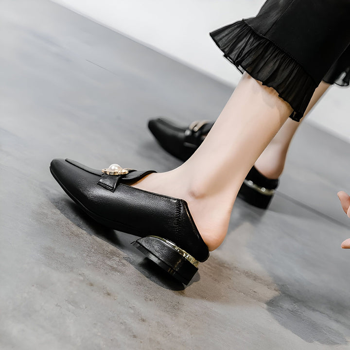 Mocassins noirs en cuir pour femmes, avec une bride ornée d'une perle. Talons épais et dorés. Pantalon noir à volants. Chaussures élégantes et confortables., 45287056277685,45287056310453,45287056343221,45287056375989,45287056408757,45287056441525,45287056474293,45287056507061,45287056539829,45287056572597,45287056605365,45287056638133