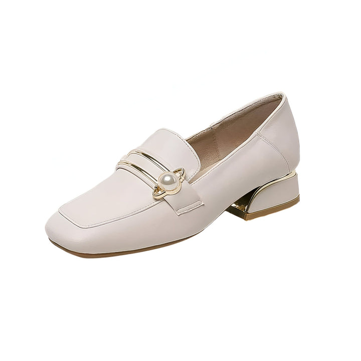 Mocassin élégant pour femme, couleur crème avec détail doré et perle, talon bloc doré. Chaussure tendance pour un look chic et confortable., 45287056277685,45287056310453,45287056343221,45287056375989,45287056408757,45287056441525,45287056474293,45287056507061,45287056539829,45287056572597,45287056605365,45287056638133