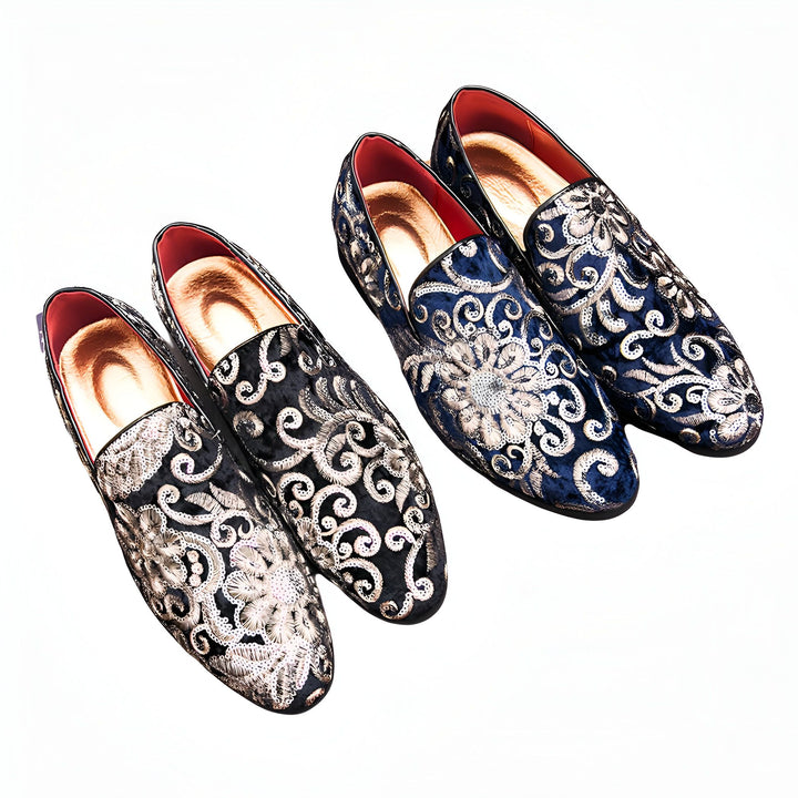 Deux paires d'élégantes chaussures mocassins en velours ornées de broderies florales complexes, une paire en bleu marine et l'autre en noir, parfaites pour une occasion spéciale., 45286994706613,45286994739381,45286994772149,45286994804917,45286994837685,45286994870453,45286994903221,45286994935989,45286994968757,45286995001525,45286995034293,45286995067061,45286995099829,45286995132597,45286995165365,45286995198133