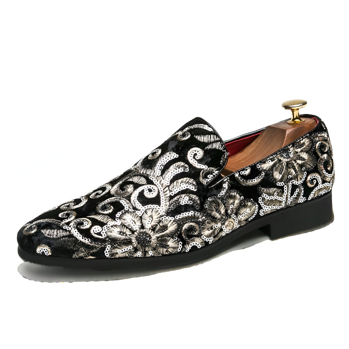 Mocassin noir orné de motifs floraux brodés argentés. Chaussure habillée pour homme, style élégant avec embauchoir en bois., 45286994706613,45286994739381,45286994772149,45286994804917,45286994837685,45286994870453,45286994903221,45286994935989,45286994968757,45286995001525,45286995034293,45286995067061,45286995099829,45286995132597,45286995165365,45286995198133