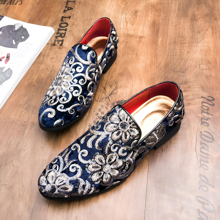 Deux chaussures mocassins pour hommes bleues et argentées, ornées de motifs floraux brodés, posées sur une surface en bois avec des inscriptions vintage. Style élégant et sophistiqué., 45286994706613,45286994739381,45286994772149,45286994804917,45286994837685,45286994870453,45286994903221,45286994935989,45286994968757,45286995001525,45286995034293,45286995067061,45286995099829,45286995132597,45286995165365,45286995198133