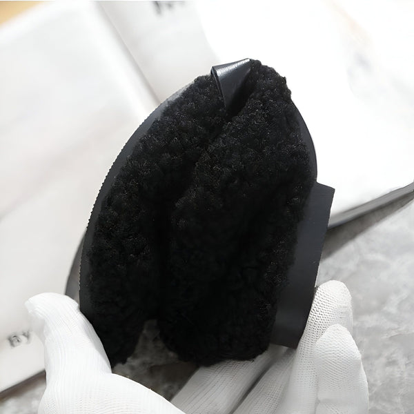 Vue rapprochée de l'intérieur d'une chaussure noire avec une doublure en fourrure épaisse. Le talon et la semelle sont également noirs. Main gantée tenant la chaussure., 45286920552629,45286920585397,45286920618165,45286920650933,45286920683701,45286920716469,45286920749237,45286920782005,45286920814773,45286920847541,45286920880309,45286920913077,45286920945845,45286920978613,45286921011381,45286921044149,45286921076917,45286921109685