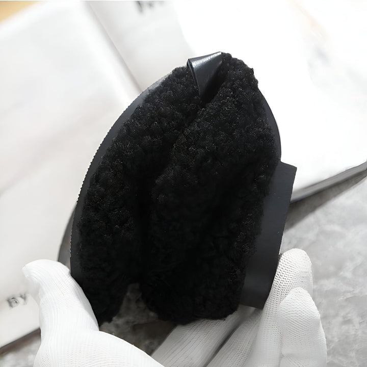 Vue rapprochée de l'intérieur d'une chaussure noire avec une doublure en fourrure épaisse. Le talon et la semelle sont également noirs. Main gantée tenant la chaussure., 45286920552629,45286920585397,45286920618165,45286920650933,45286920683701,45286920716469,45286920749237,45286920782005,45286920814773,45286920847541,45286920880309,45286920913077,45286920945845,45286920978613,45286921011381,45286921044149,45286921076917,45286921109685