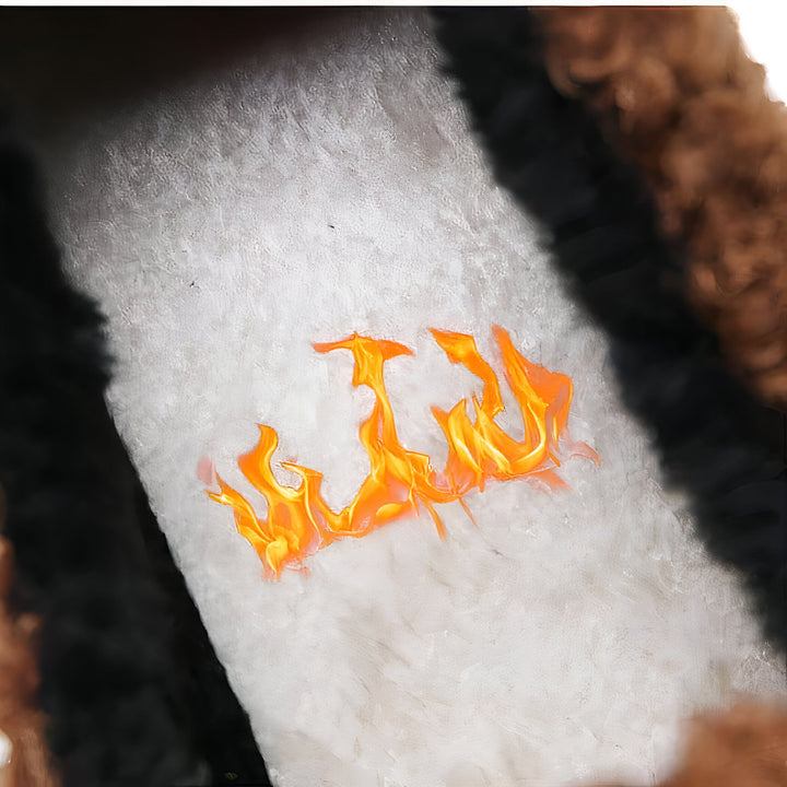 Gros plan d'une étiquette de vêtement blanche avec un motif de flammes orange vif. Le tissu environnant est flou, avec des bords sombres et une texture douce et duveteuse. Détail de mode unique.
, 45286920552629,45286920585397,45286920618165,45286920650933,45286920683701,45286920716469,45286920749237,45286920782005,45286920814773,45286920847541,45286920880309,45286920913077,45286920945845,45286920978613,45286921011381,45286921044149,45286921076917,45286921109685