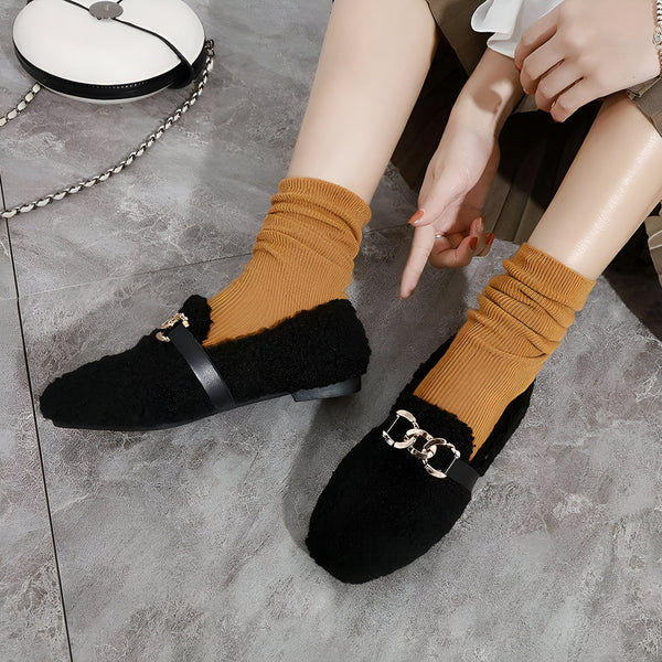 Gros plan sur des mocassins noirs texturés portés avec des chaussettes ocre, présentant des détails dorés et une élégance décontractée. Un sac blanc en arrière-plan ajoute une touche sophistiquée., 45286920552629,45286920585397,45286920618165,45286920650933,45286920683701,45286920716469,45286920749237,45286920782005,45286920814773,45286920847541,45286920880309,45286920913077,45286920945845,45286920978613,45286921011381,45286921044149,45286921076917,45286921109685