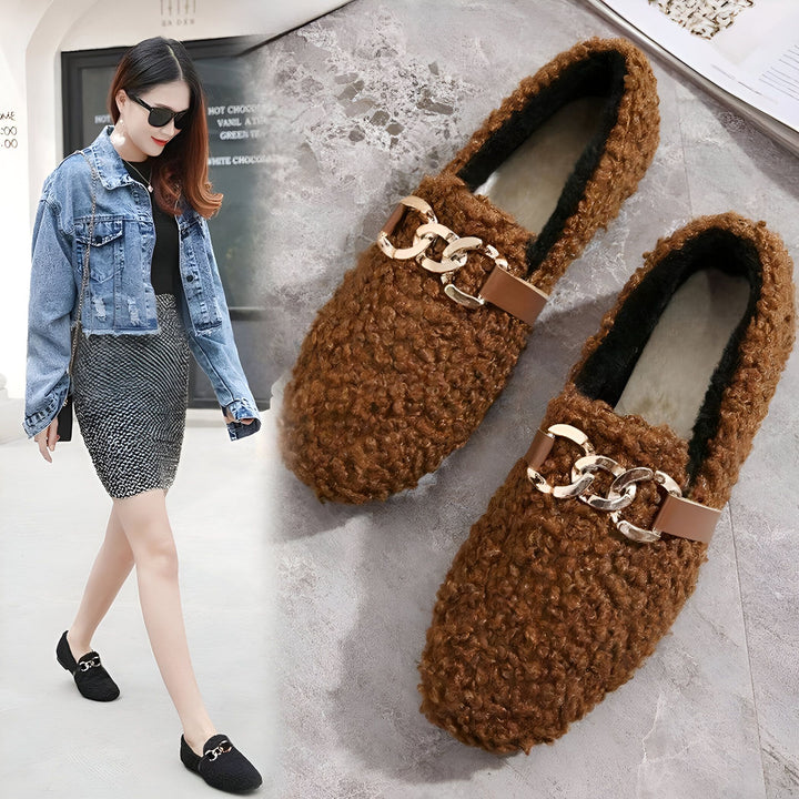 Mocassins femme marron à boucles dorées. Gros plan sur les chaussures. Une femme porte une tenue décontractée et les mêmes mocassins noirs. Chaussures confortables et stylées., 45286920552629,45286920585397,45286920618165,45286920650933,45286920683701,45286920716469,45286920749237,45286920782005,45286920814773,45286920847541,45286920880309,45286920913077,45286920945845,45286920978613,45286921011381,45286921044149,45286921076917,45286921109685