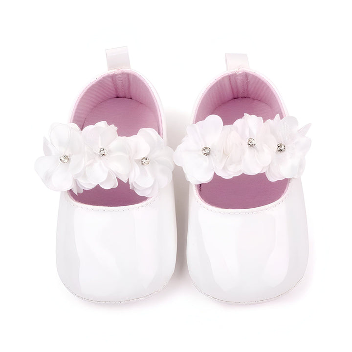 Chaussures de bébé blanches vernies avec fleurs décoratives. Chaussures de baptême pour bébé fille. Chaussons élégants pour nouveau-né., 45286846365877,45286846398645,45286846431413,45286846464181,45286846496949,45286846529717,45286846562485,45286846595253,45286846628021