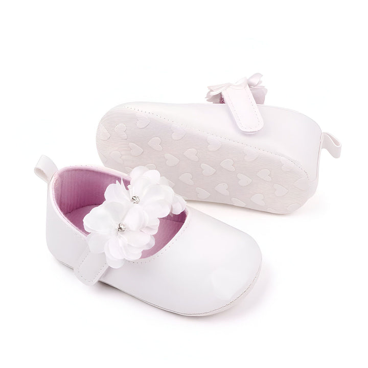 Chaussures blanches vernies pour bébé avec fleurs décoratives et semelles à motifs de cœurs. Chaussons élégants pour nourrisson, parfait pour baptême ou cérémonie. Mode enfantine, accessoires de bébé., 45286846365877,45286846398645,45286846431413,45286846464181,45286846496949,45286846529717,45286846562485,45286846595253,45286846628021