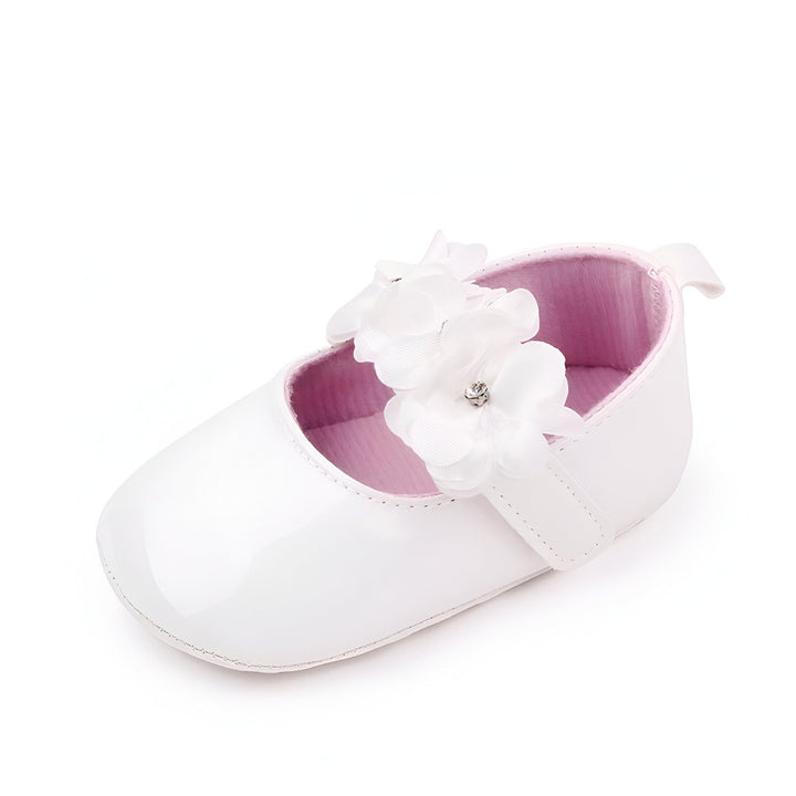 Chaussure de bébé vernie blanche avec bride et décoration florale. Chaussons pour fille, élégants et confortables. Idéal pour les premiers pas., 45286846365877,45286846398645,45286846431413,45286846464181,45286846496949,45286846529717,45286846562485,45286846595253,45286846628021